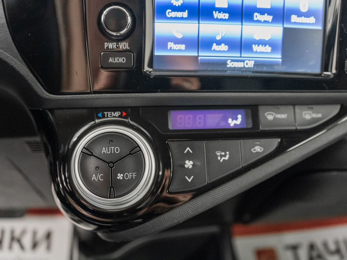 Toyota Prius c 2016 - фото автомобиля