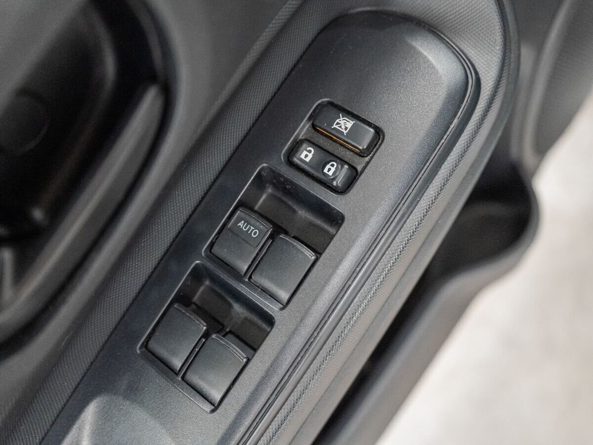 Toyota Prius c 2016 - фото автомобиля