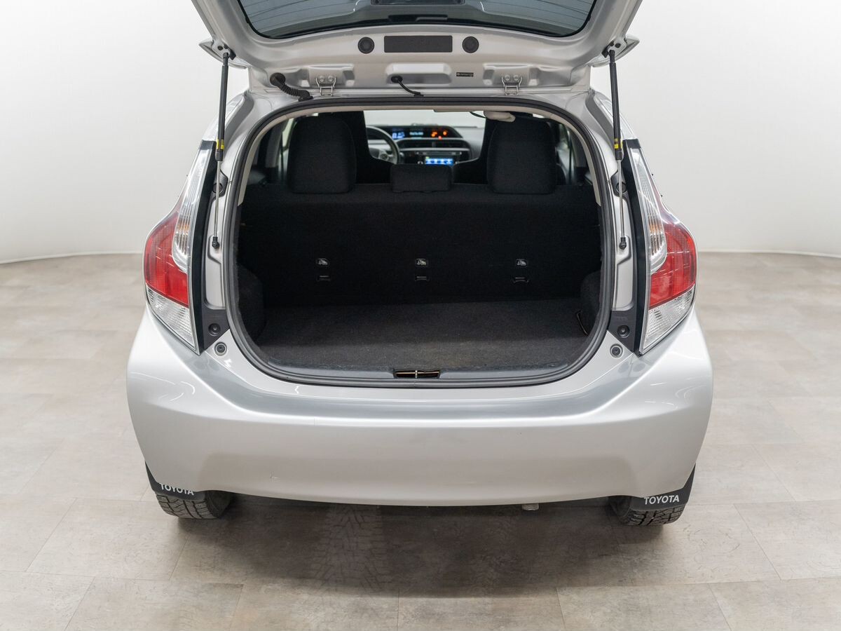 Toyota Prius c 2016 - фото автомобиля