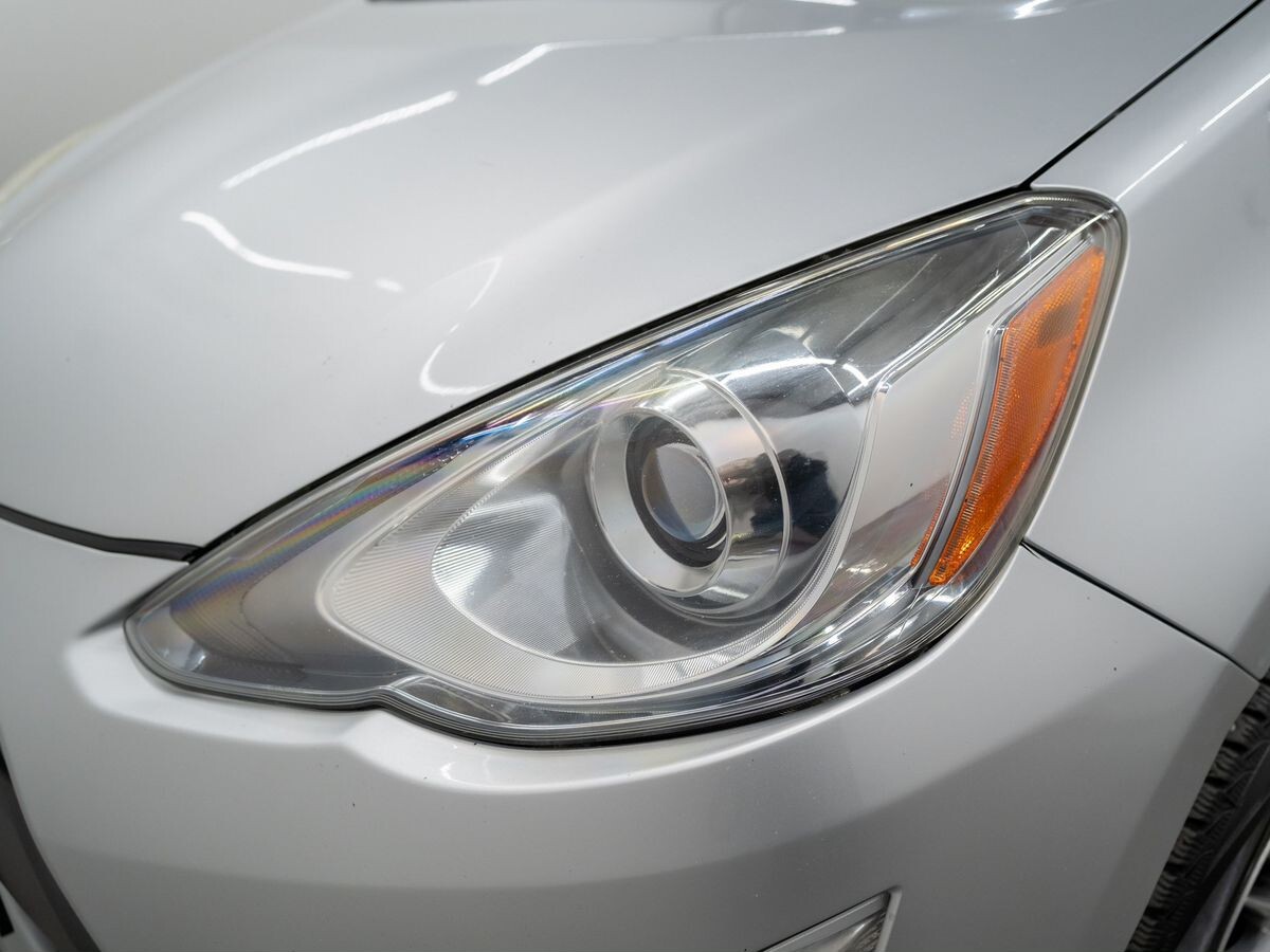 Toyota Prius c 2016 - фото автомобиля