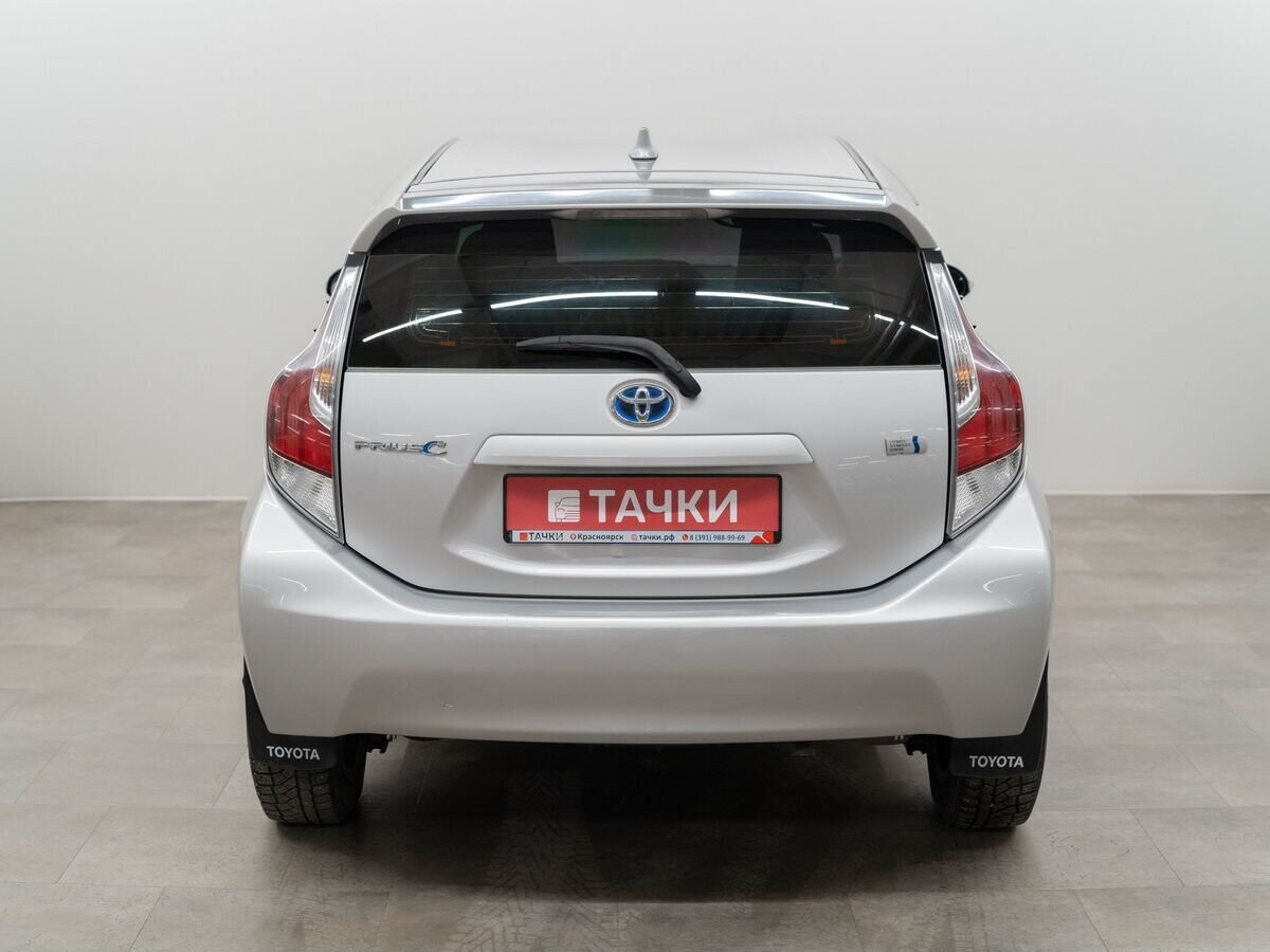 Toyota Prius c 2016 - фото автомобиля