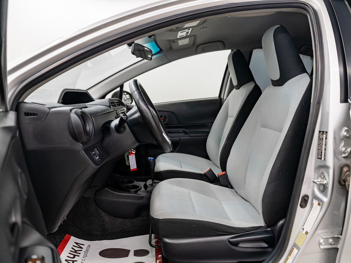 Toyota Prius c 2016 - фото автомобиля