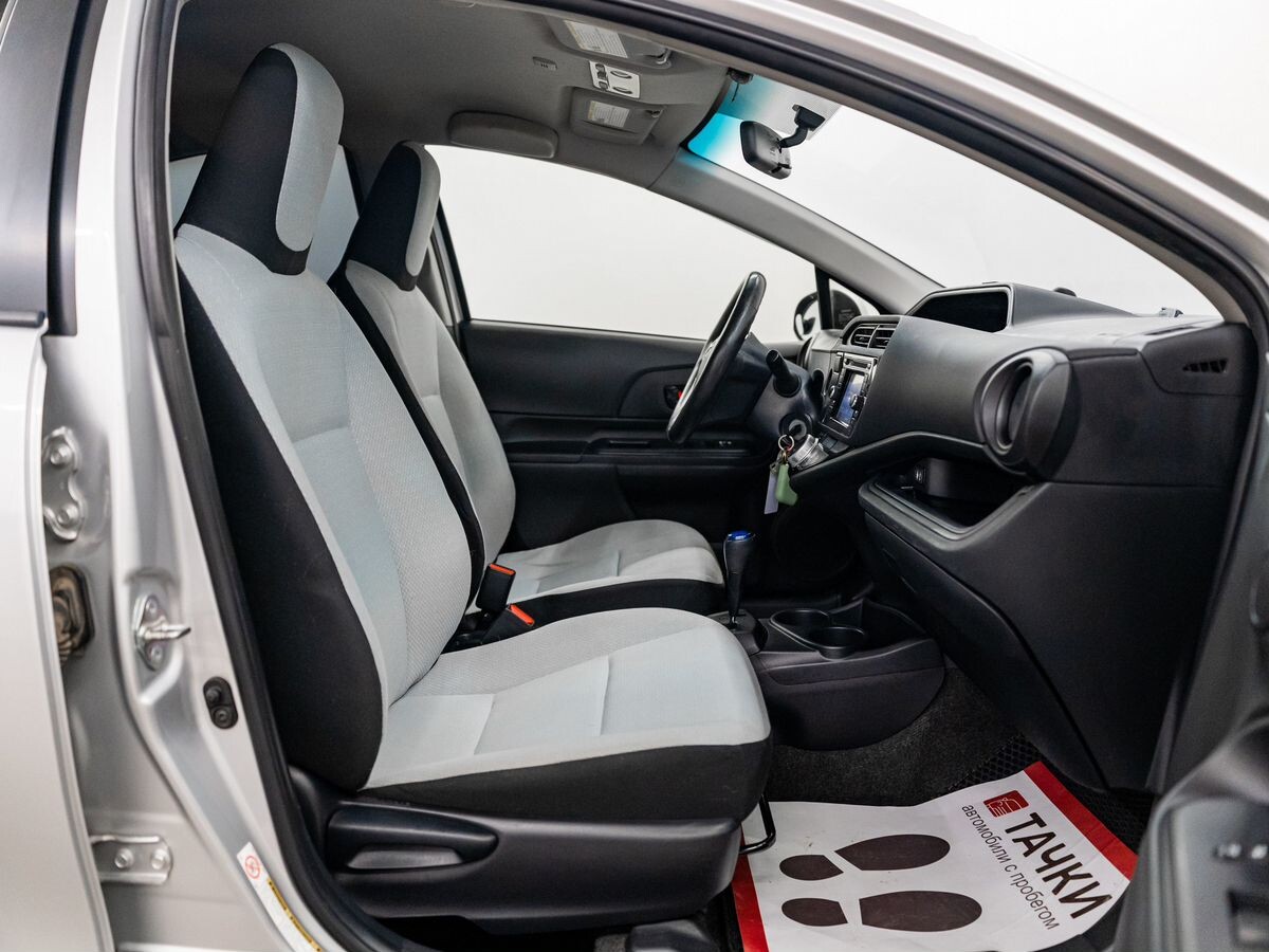 Toyota Prius c 2016 - фото автомобиля