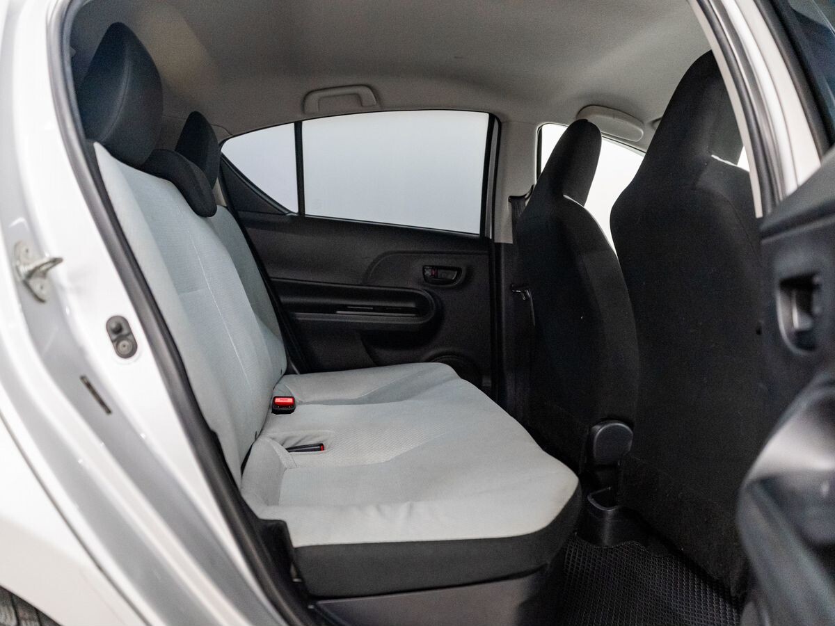 Toyota Prius c 2016 - фото автомобиля