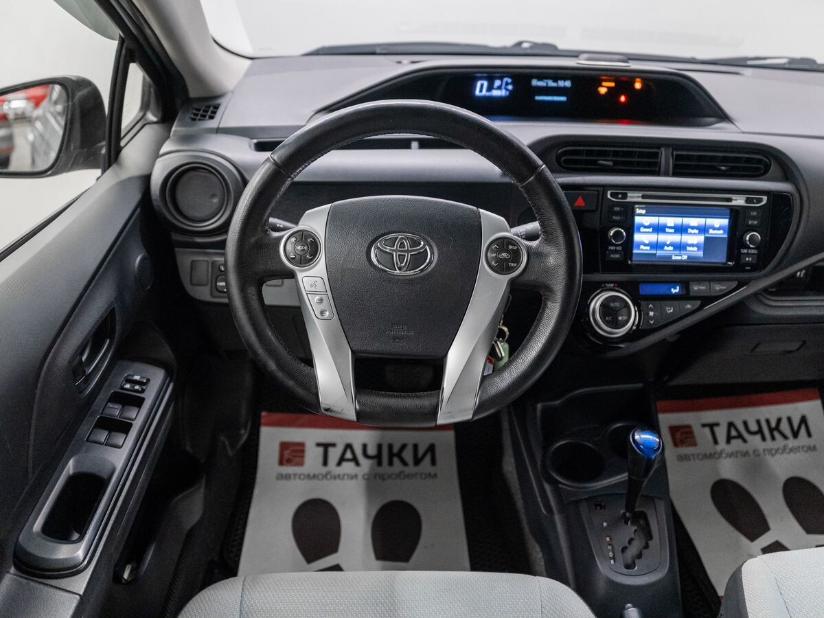 Toyota Prius c 2016 - фото автомобиля