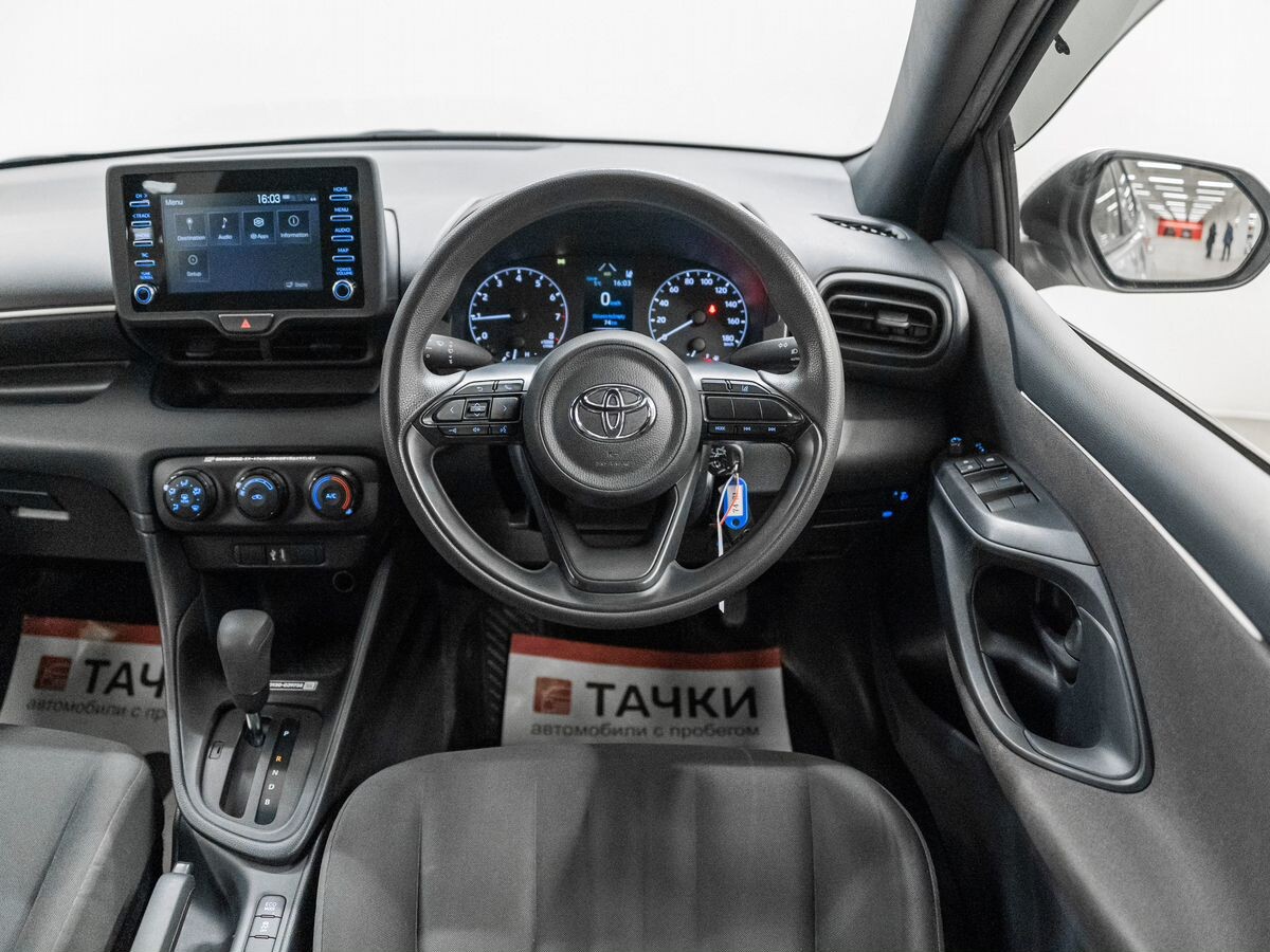 Toyota Yaris 2020 - фото автомобиля