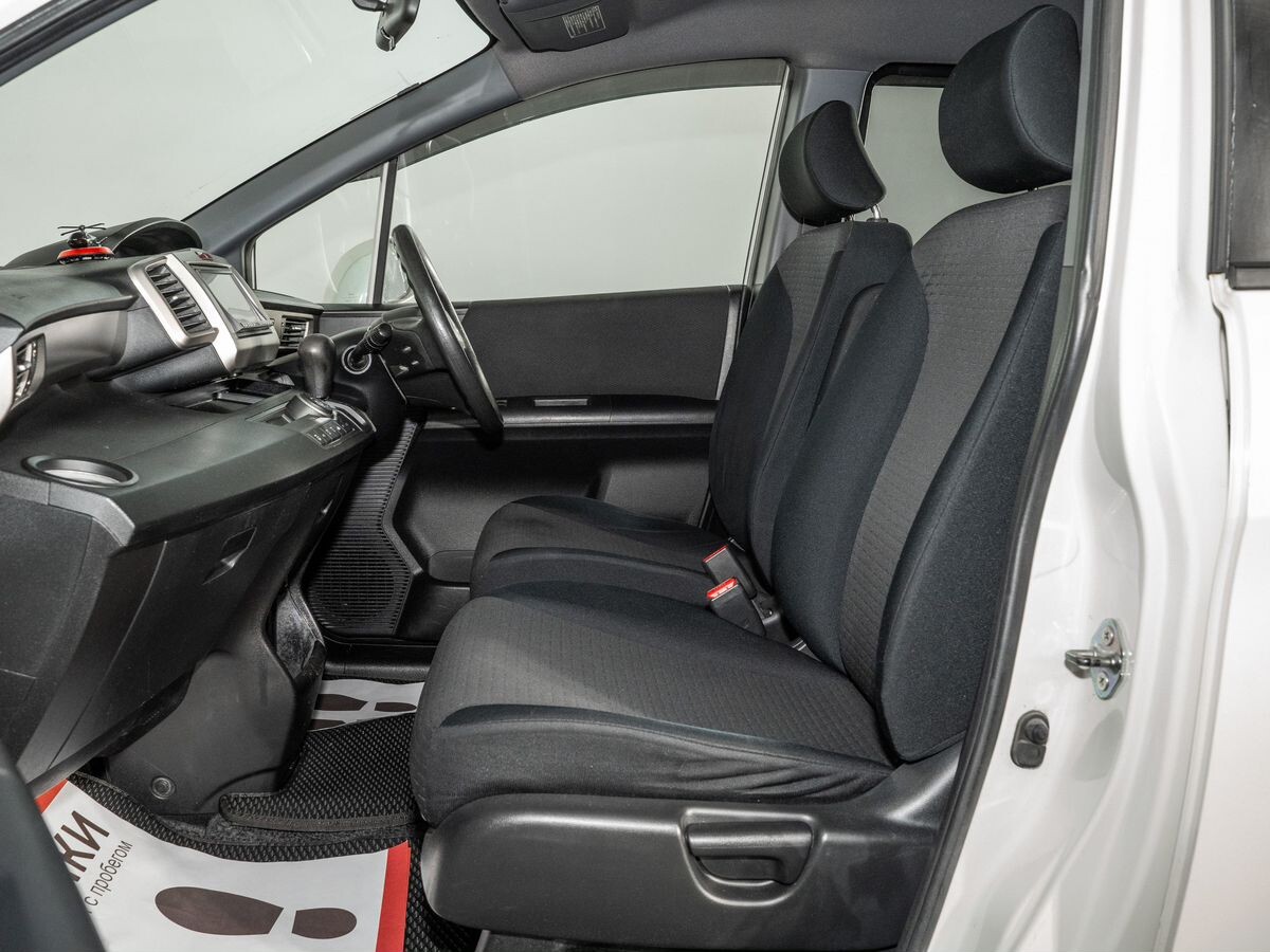 Honda Freed Spike 2010 - фото автомобиля