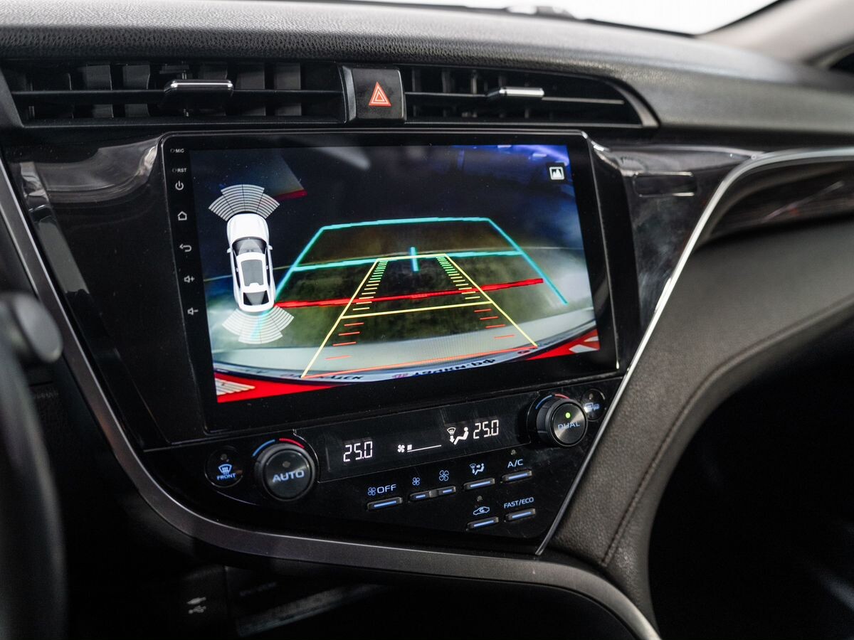 Toyota Camry 2020 - фото автомобиля