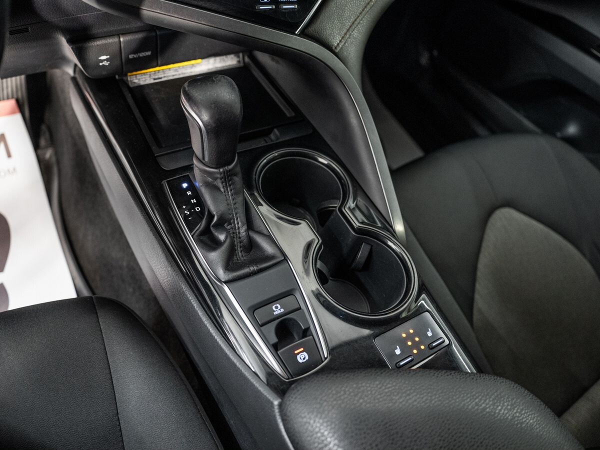 Toyota Camry 2020 - фото автомобиля