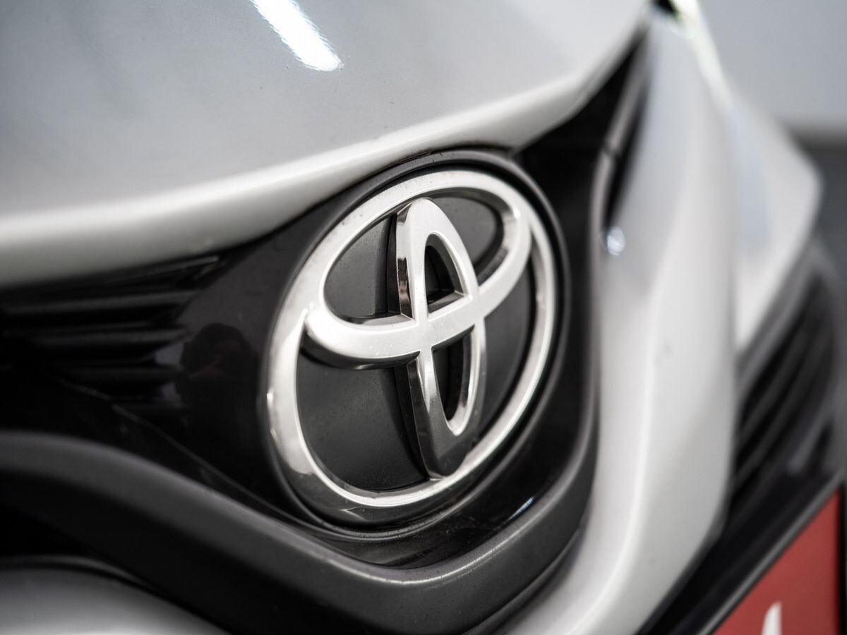 Toyota Camry 2020 - фото автомобиля