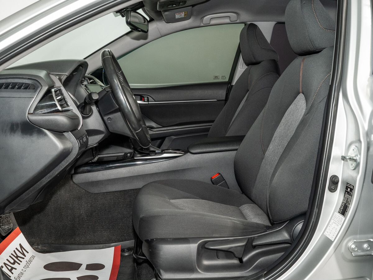 Toyota Camry 2020 - фото автомобиля