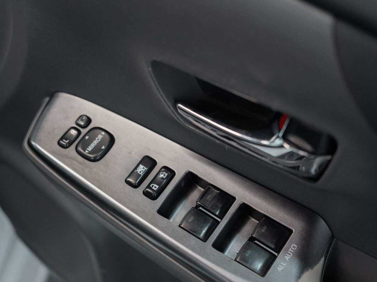 Toyota Prius Alpha 2014 - фото автомобиля