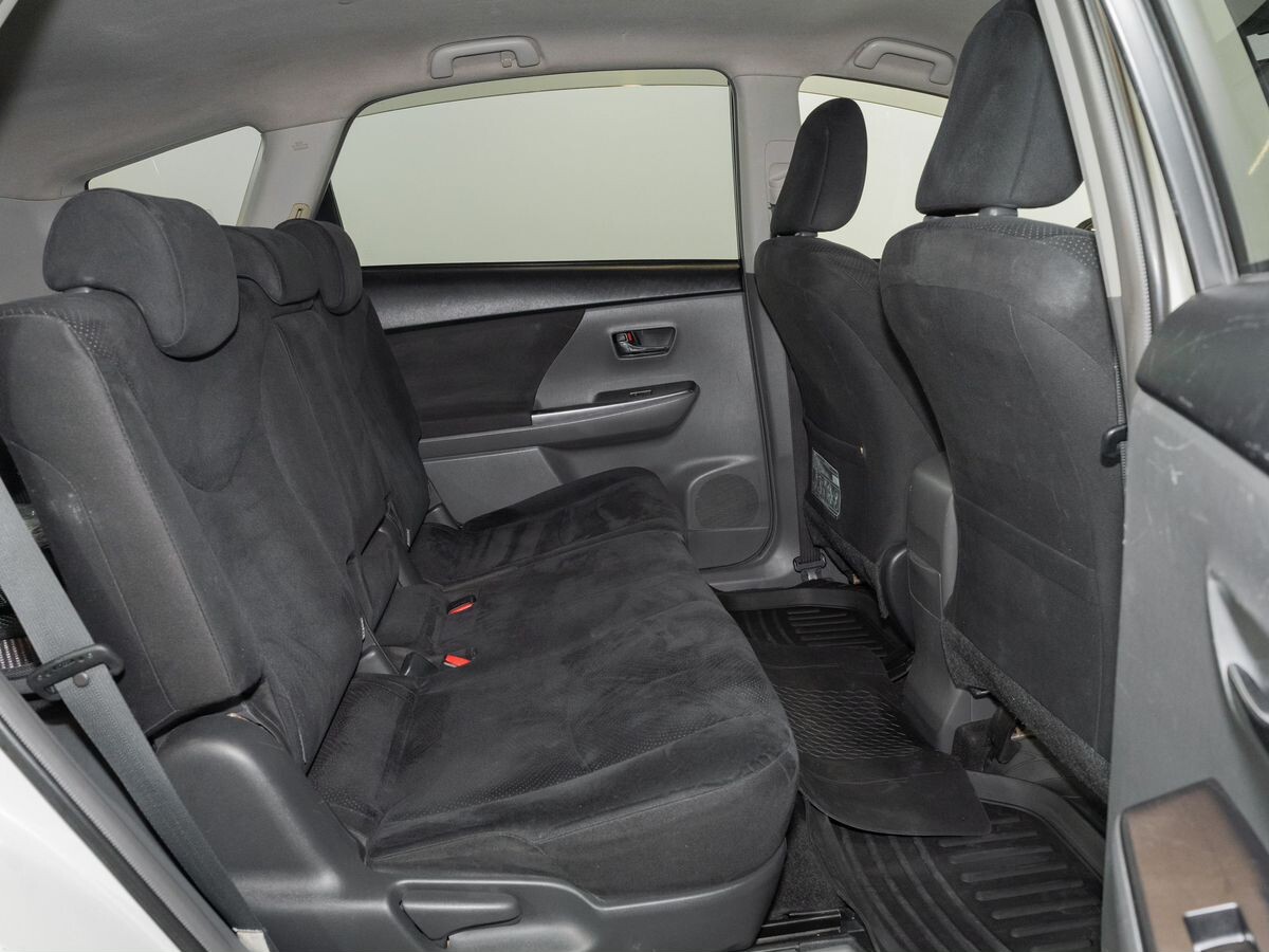 Toyota Prius Alpha 2014 - фото автомобиля