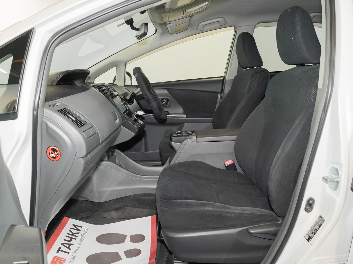 Toyota Prius Alpha 2014 - фото автомобиля