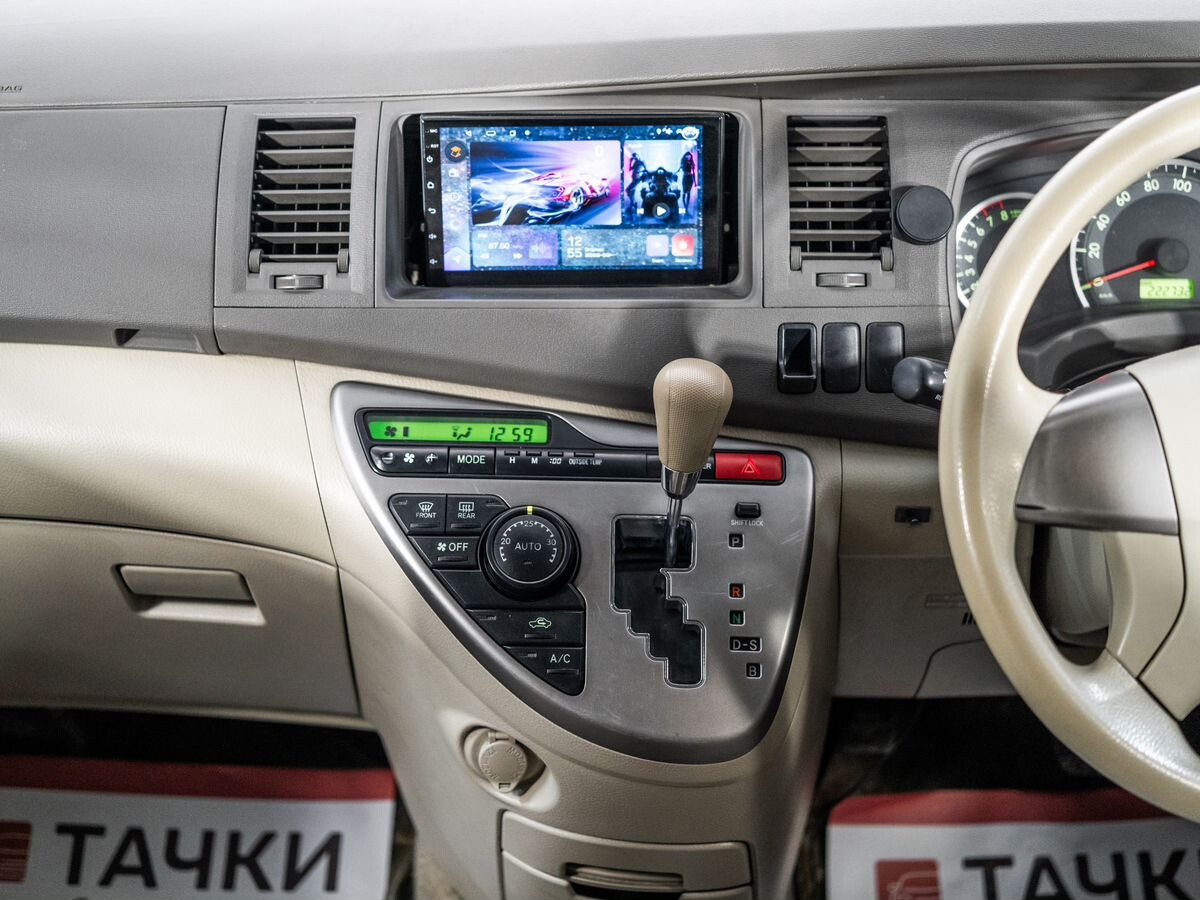 Toyota ISis 2010 - фото автомобиля