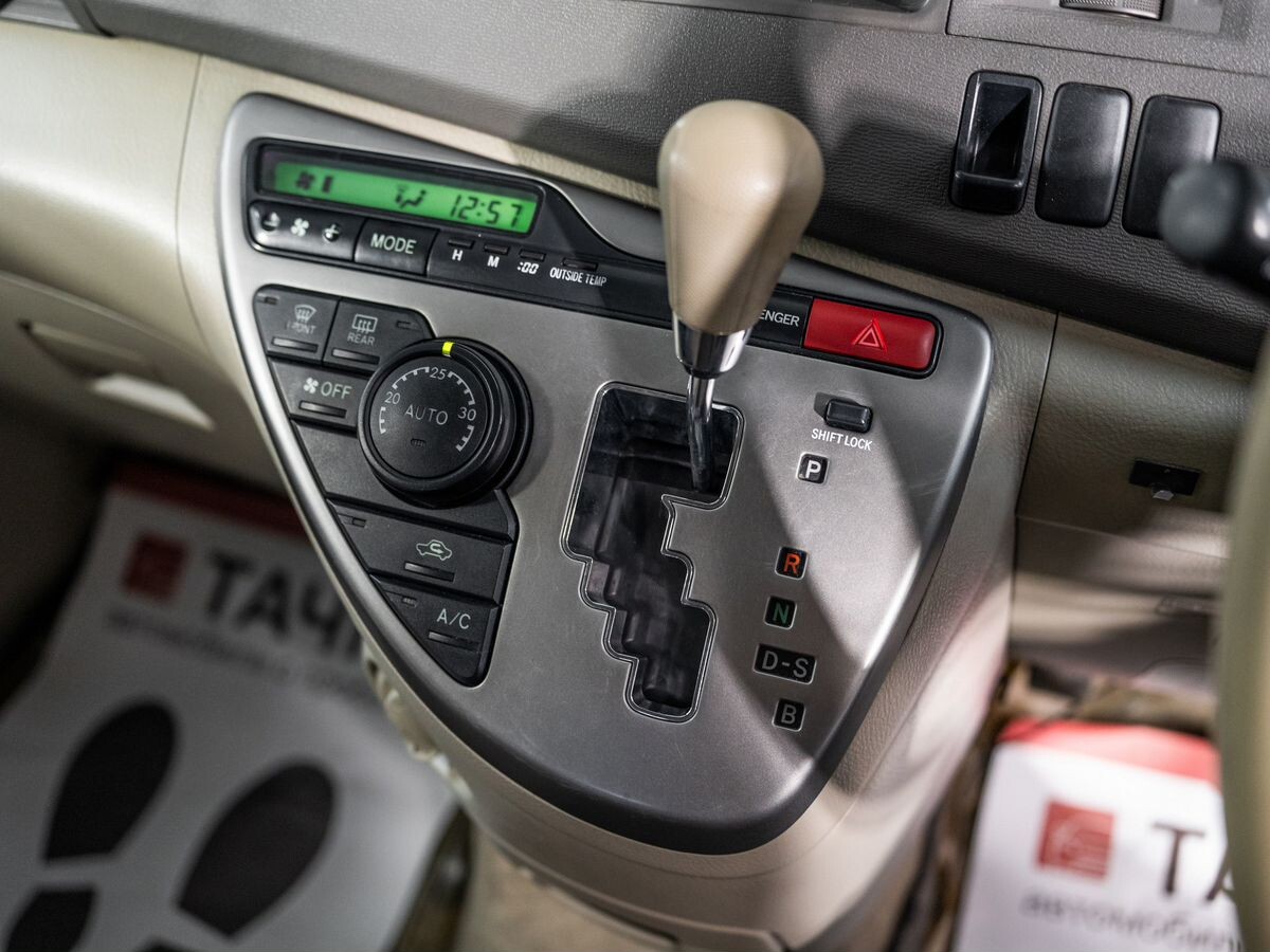 Toyota ISis 2010 - фото автомобиля