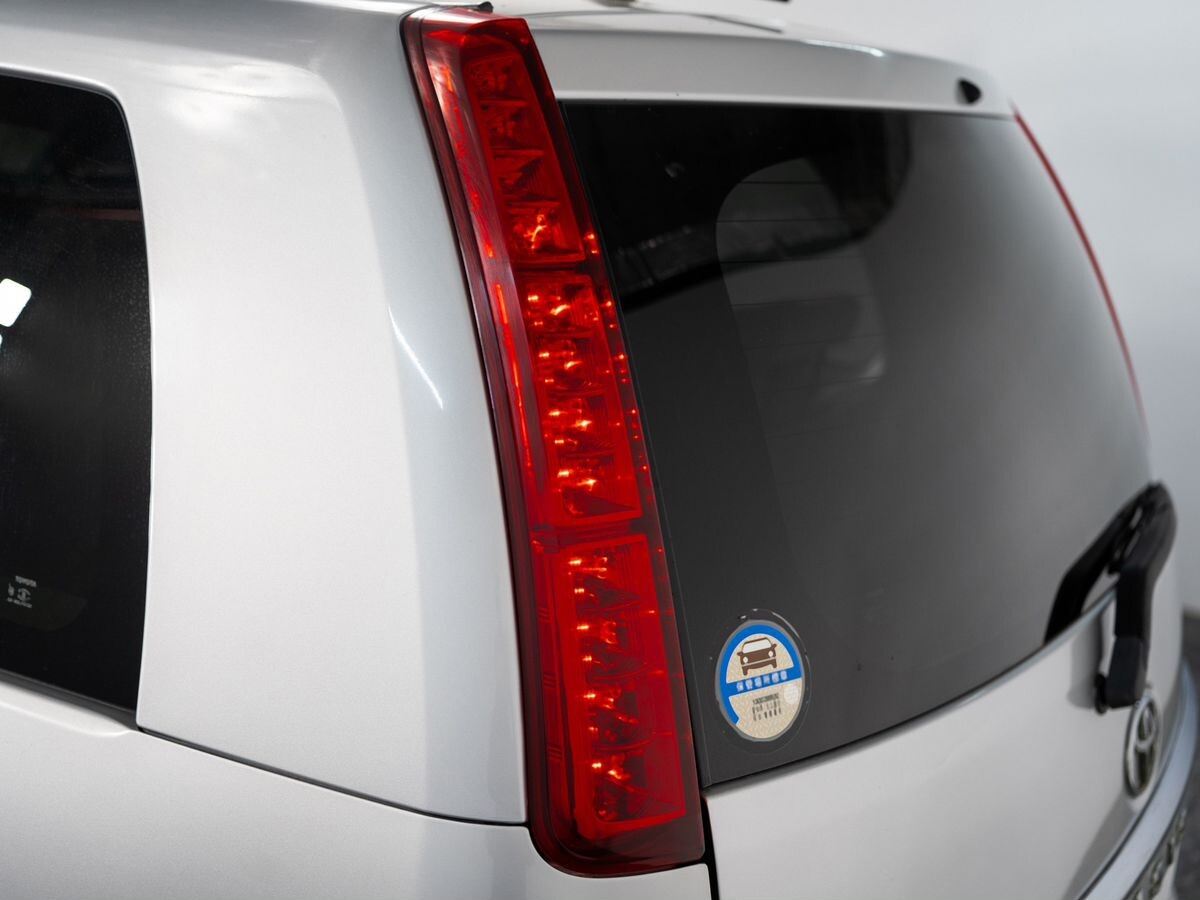 Toyota ISis 2010 - фото автомобиля