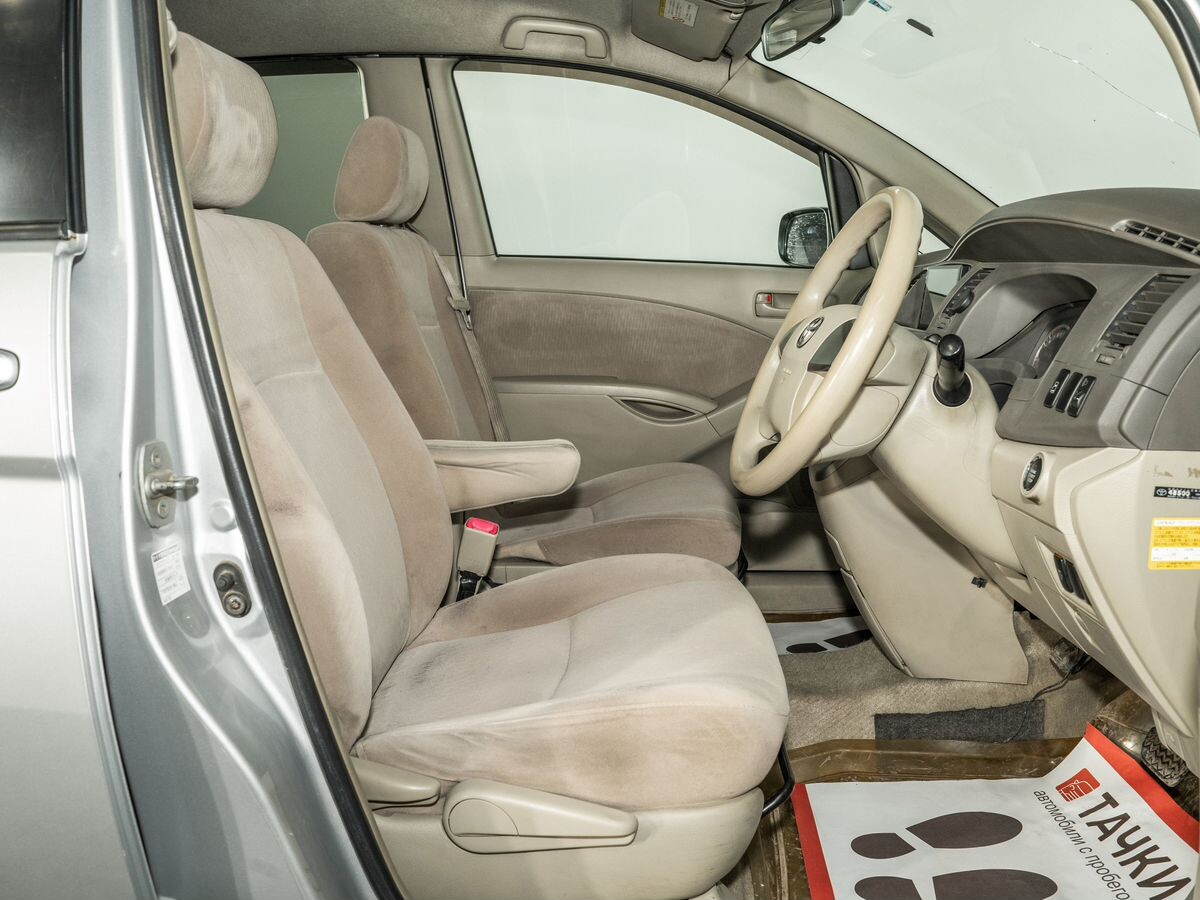 Toyota ISis 2010 - фото автомобиля