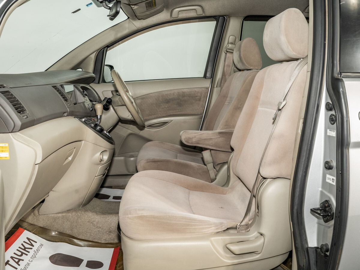 Toyota ISis 2010 - фото автомобиля