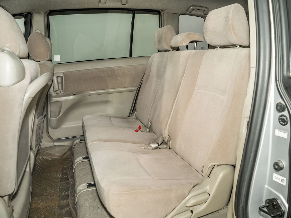 Toyota ISis 2010 - фото автомобиля