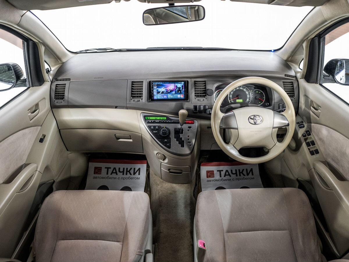 Toyota ISis 2010 - фото автомобиля