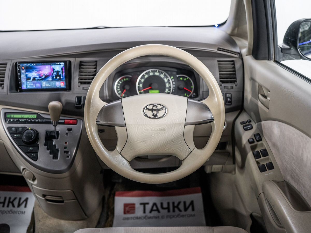 Toyota ISis 2010 - фото автомобиля