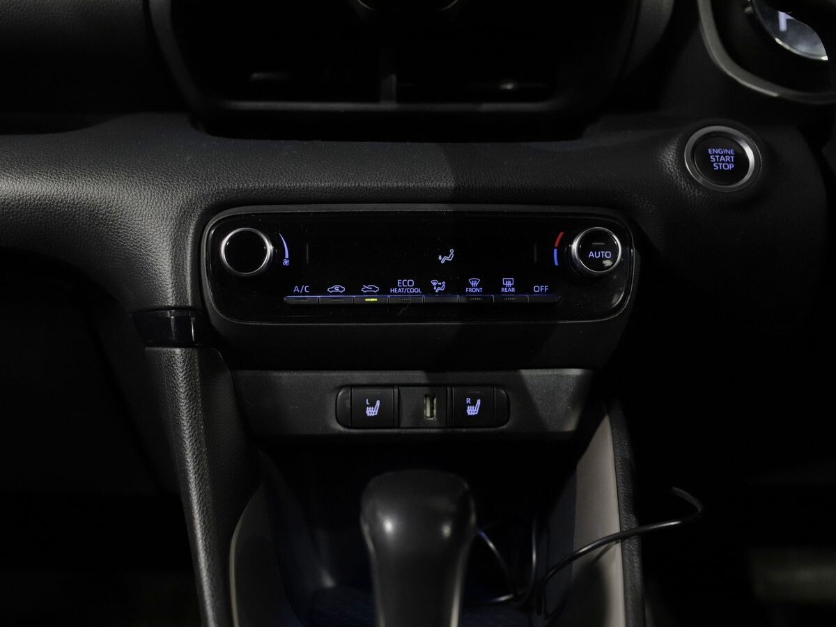 Toyota Yaris 2020 - фото автомобиля