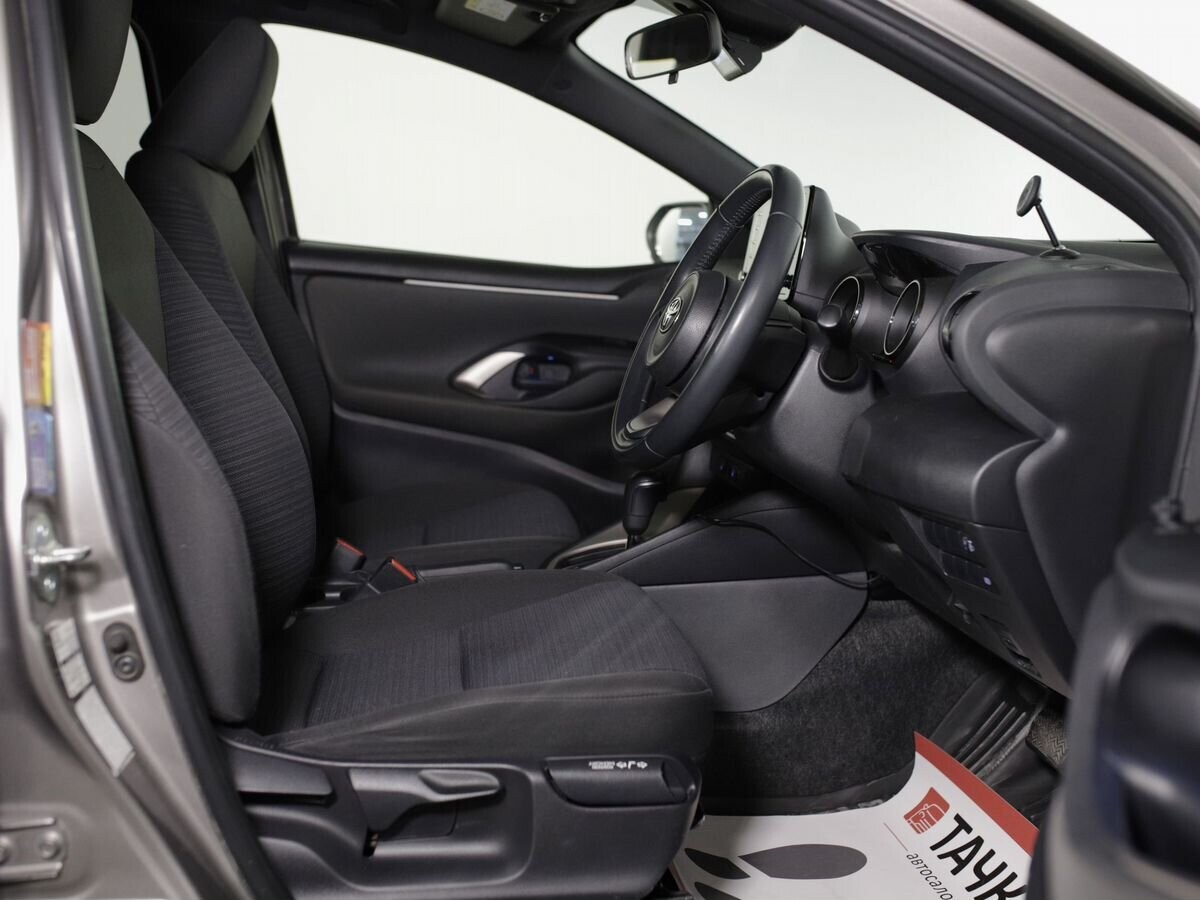 Toyota Yaris 2020 - фото автомобиля