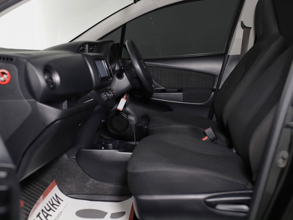 Toyota Vitz 2017 - фото автомобиля