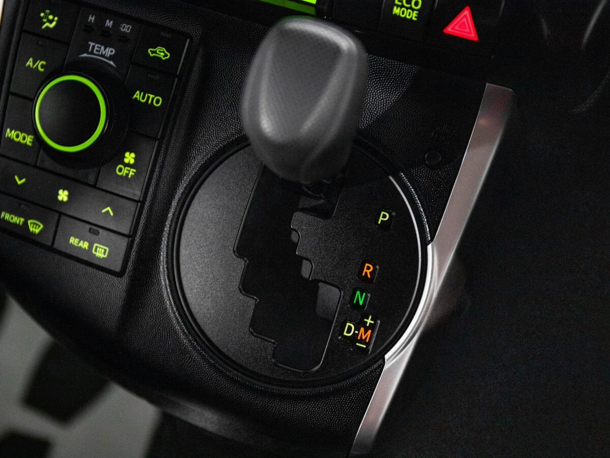 Toyota Wish 2009 - фото автомобиля