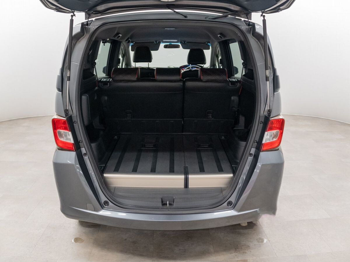 Honda Freed Spike 2011 - фото автомобиля