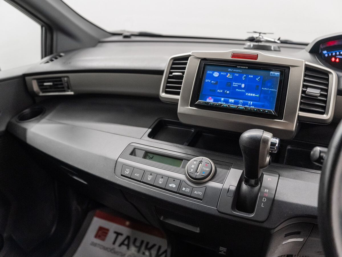 Honda Freed Spike 2011 - фото автомобиля