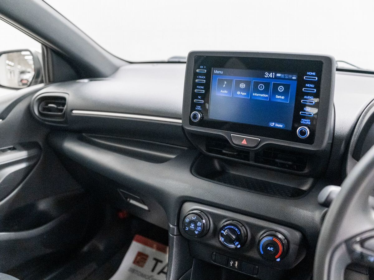 Toyota Yaris 2021 - фото автомобиля