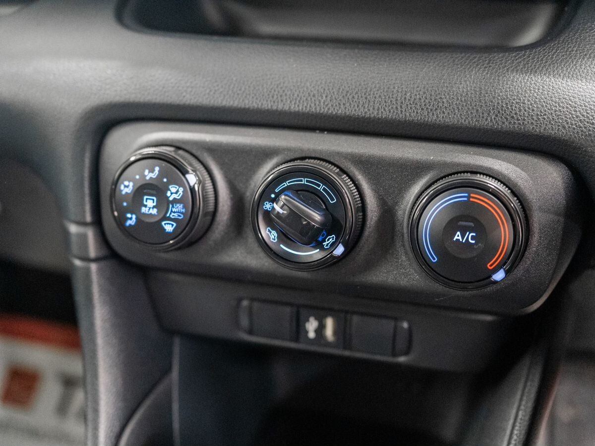 Toyota Yaris 2021 - фото автомобиля