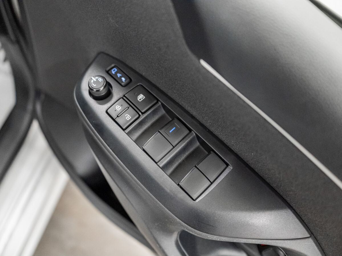 Toyota Yaris 2021 - фото автомобиля