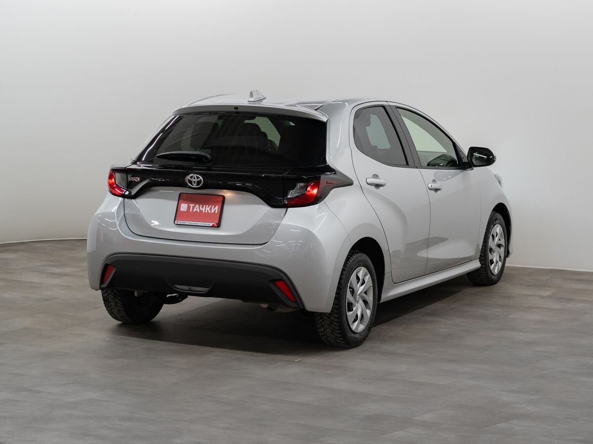 Toyota Yaris 2021 - фото автомобиля