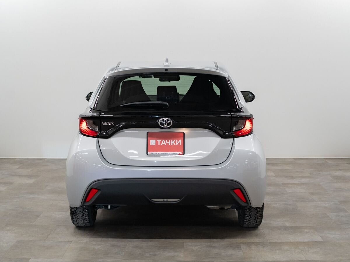Toyota Yaris 2021 - фото автомобиля