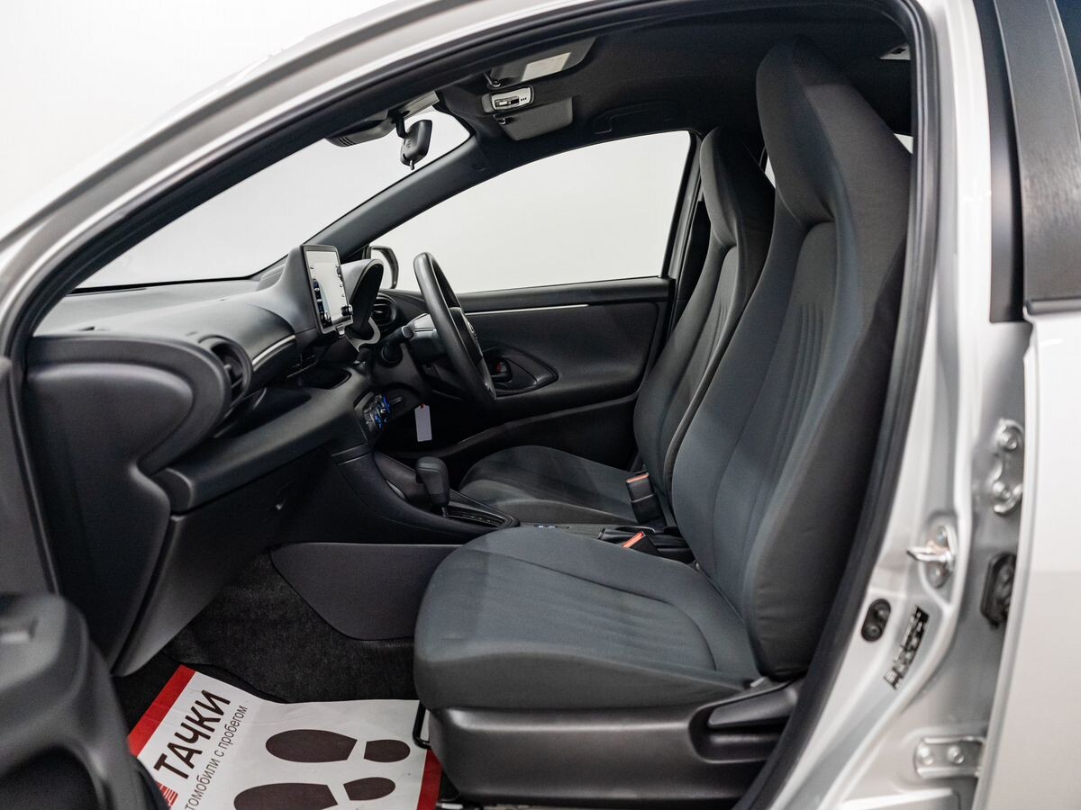 Toyota Yaris 2021 - фото автомобиля