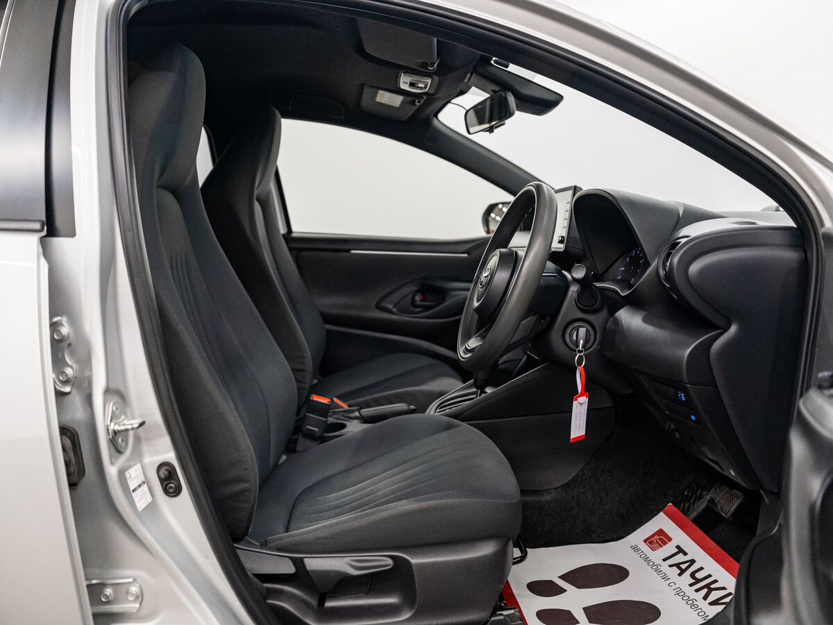 Toyota Yaris 2021 - фото автомобиля