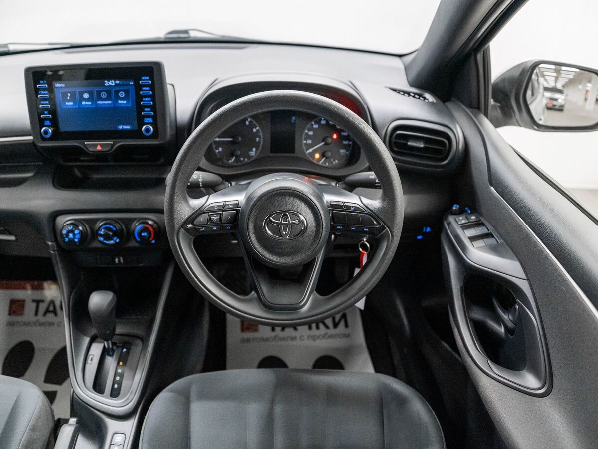 Toyota Yaris 2021 - фото автомобиля