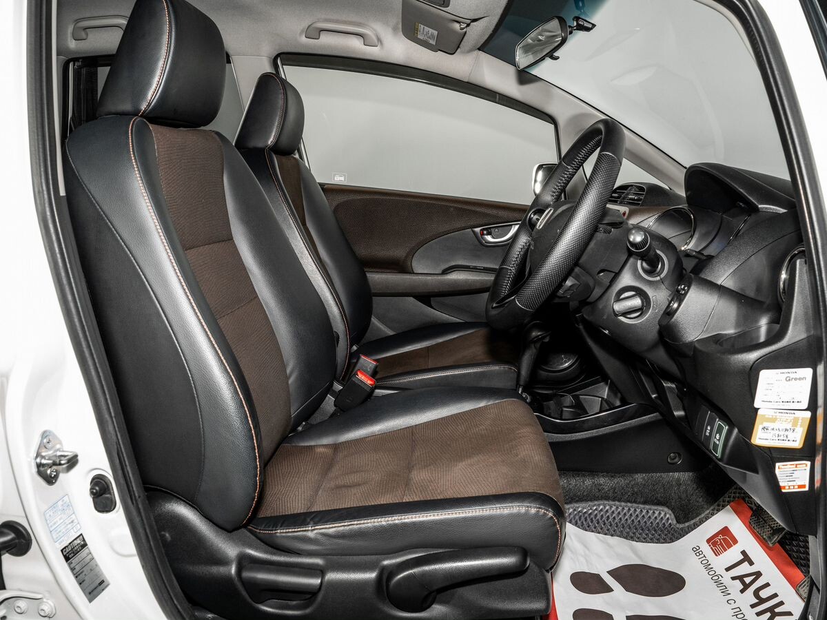 Honda Fit Shuttle 2012 - фото автомобиля