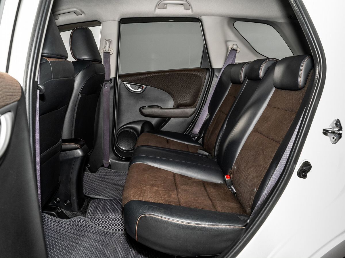 Honda Fit Shuttle 2012 - фото автомобиля