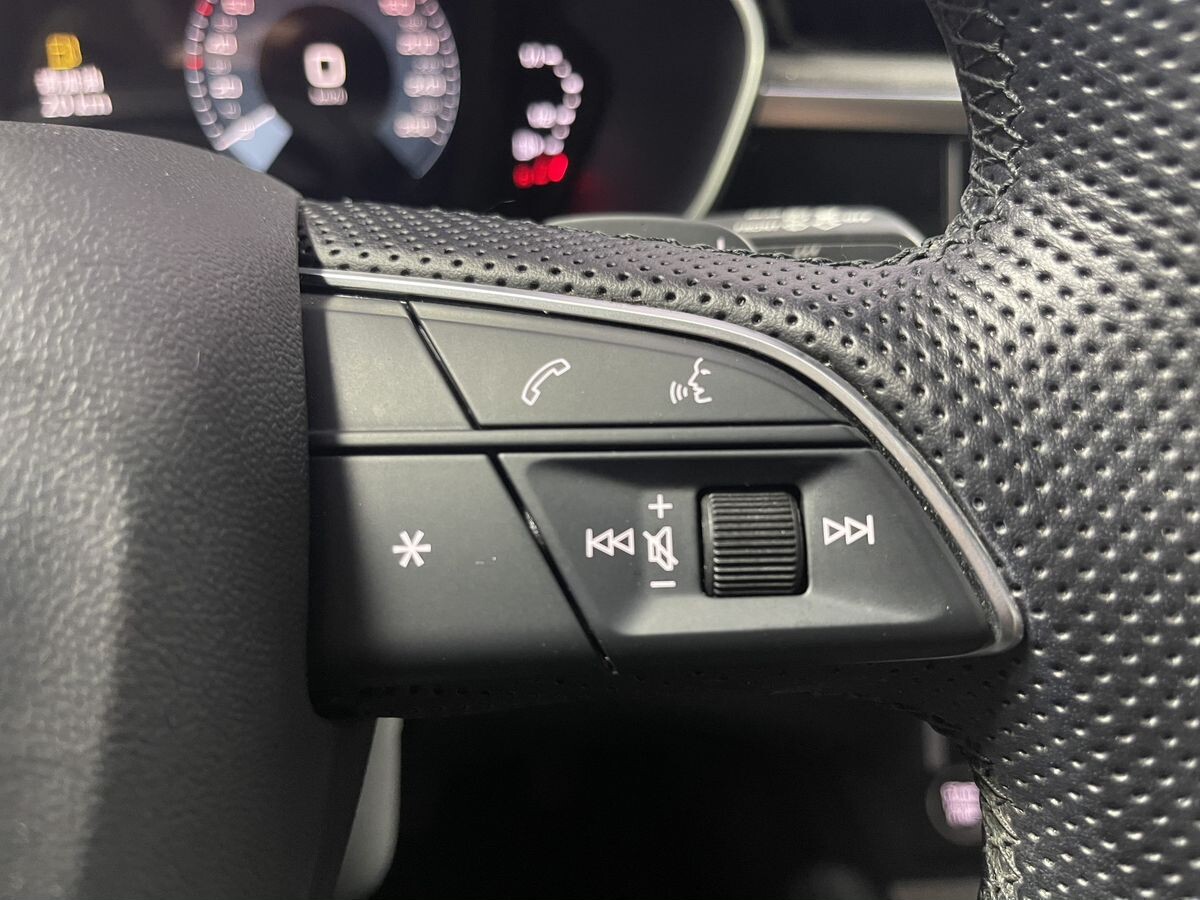 Audi Q3 2021 - фото автомобиля