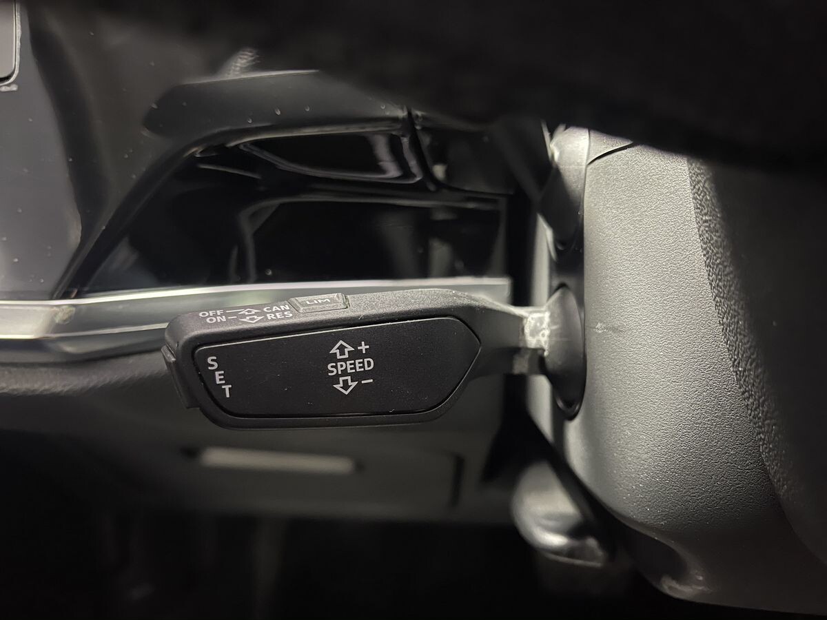 Audi Q3 2021 - фото автомобиля