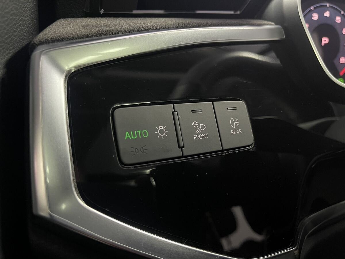 Audi Q3 2021 - фото автомобиля