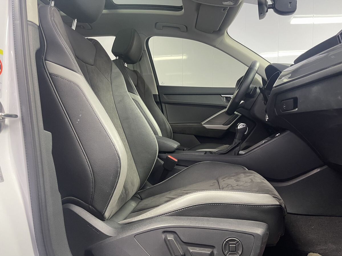 Audi Q3 2021 - фото автомобиля