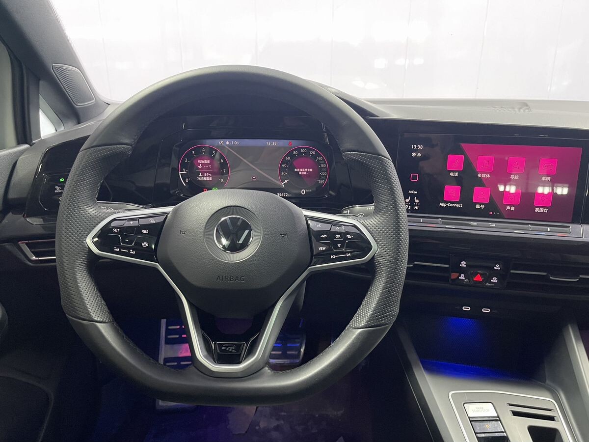 Volkswagen Golf 2023 - фото автомобиля