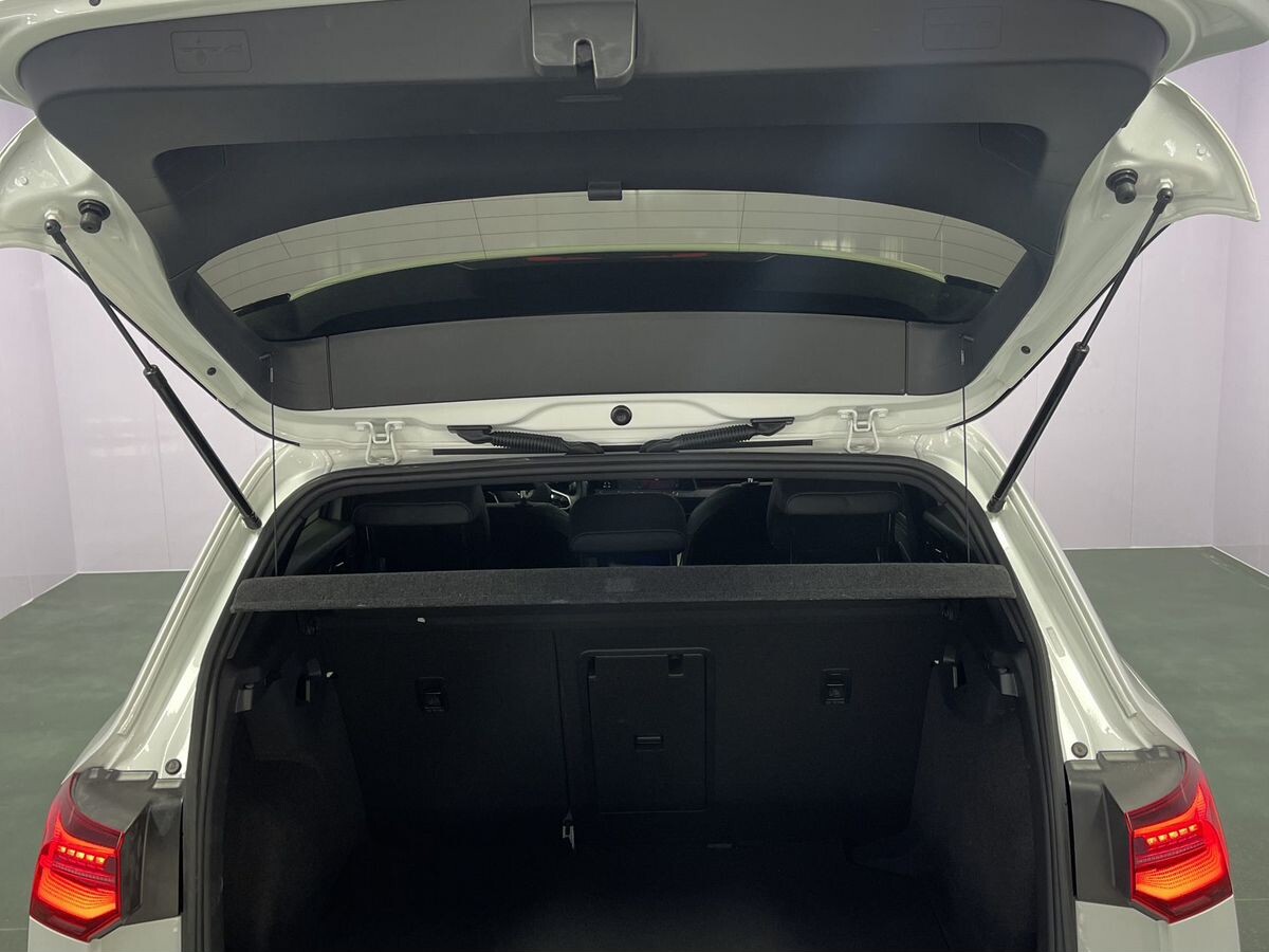 Volkswagen Golf 2023 - фото автомобиля