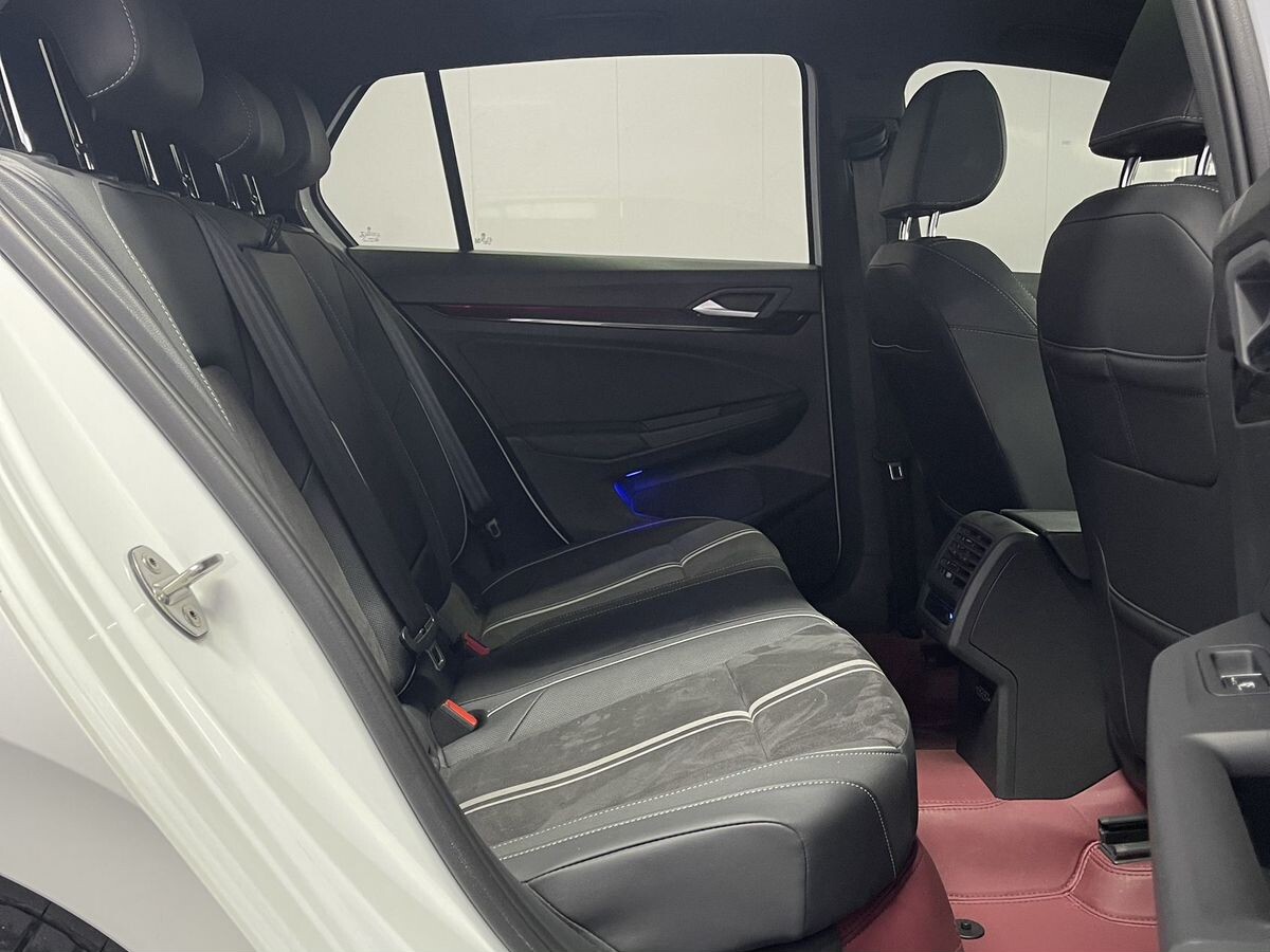 Volkswagen Golf 2023 - фото автомобиля