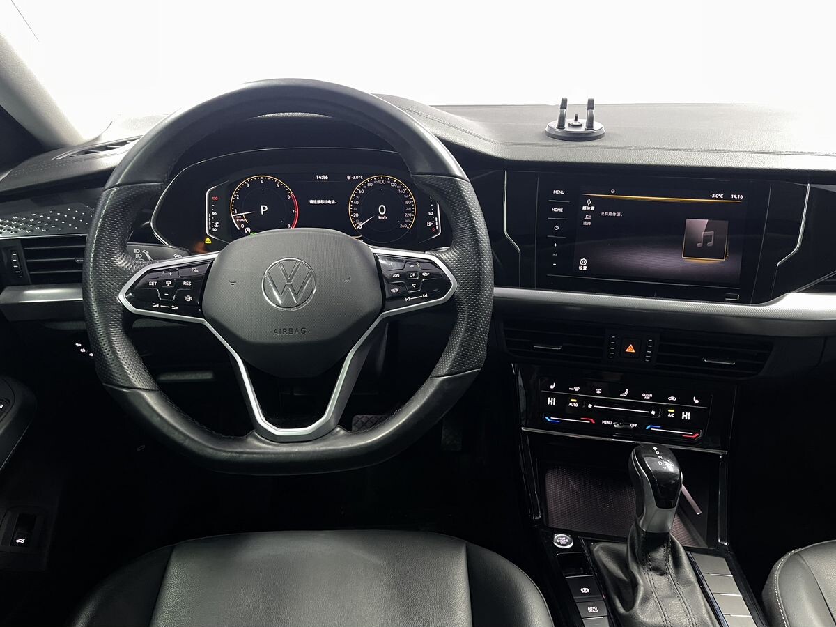Volkswagen Passat 2022 - фото автомобиля